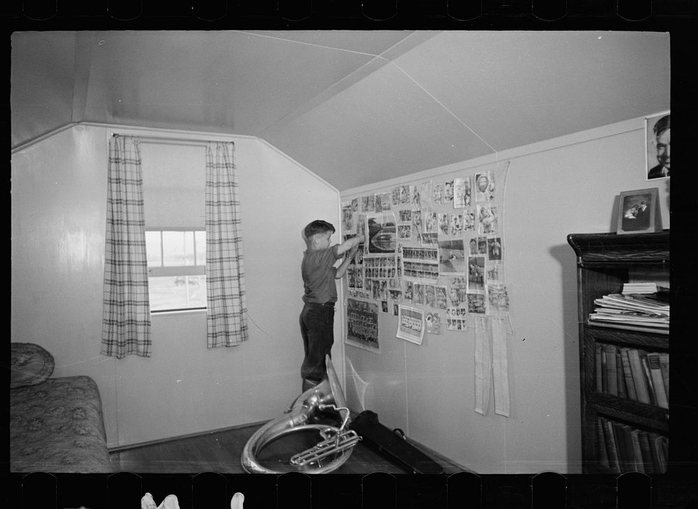 Interior of homestead at Decatur Homesteads. Decatur, Indiana. Sourced from the Library of Congress.