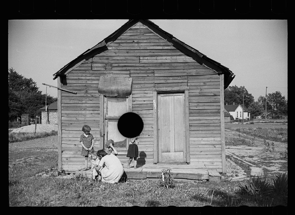 [Untitled photo, possibly related to: Housing in area from which many Decatur homesteaders are taken, near Decatur…