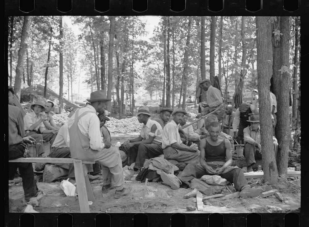 Lunchtime for the workers at Greenbelt, Maryland. Sourced from the Library of Congress.