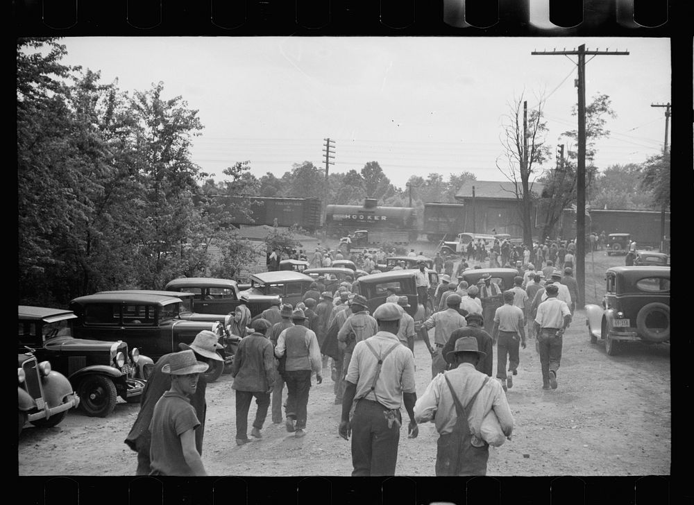 Laborers at Greenbelt, Maryland. Sourced from the Library of Congress.