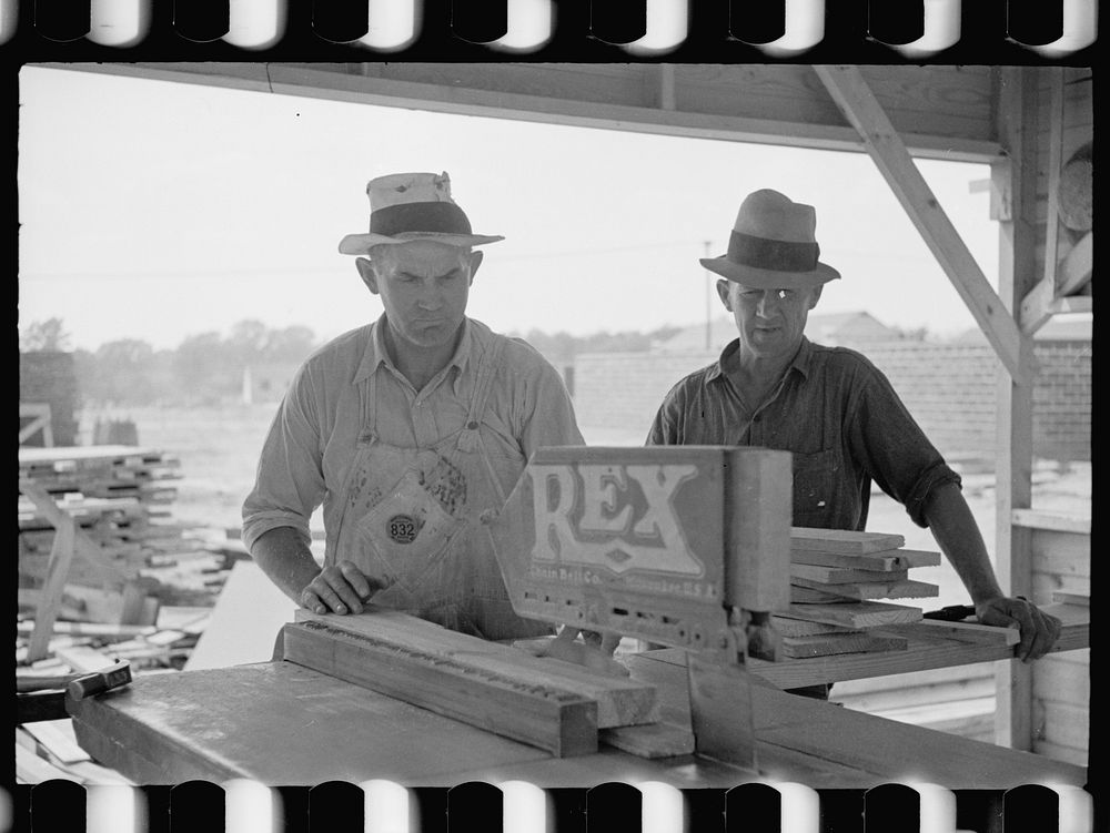 Workmen at Greenbelt, Maryland. Sourced from the Library of Congress.