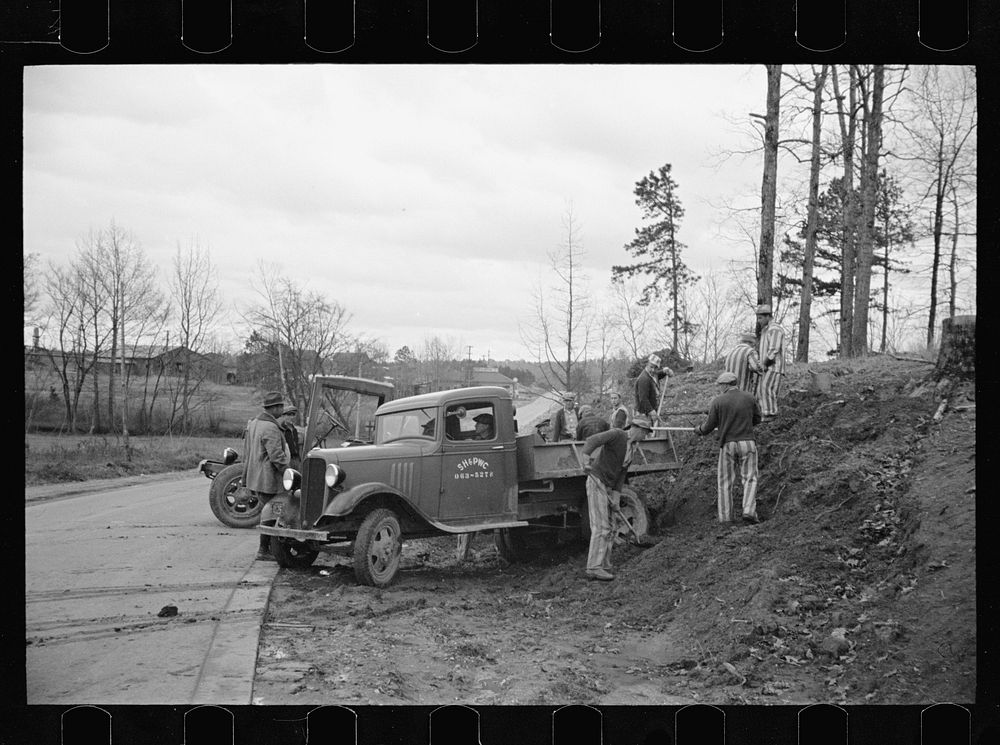 Convicts working on state road, North Carolina. Sourced from the Library of Congress.