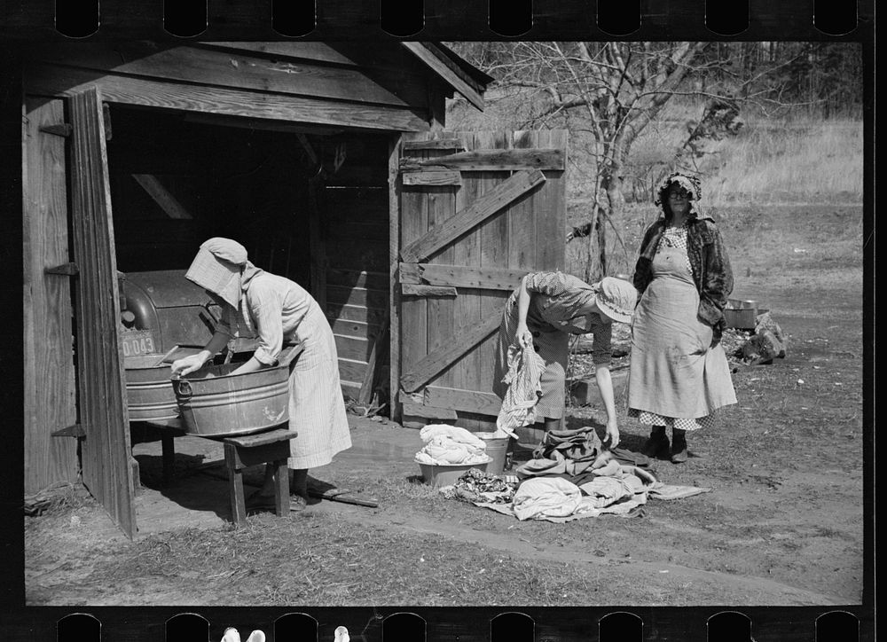 Women washing clothes, Crabtree Recreational Project, near Raleigh, North Carolina. Sourced from the Library of Congress.