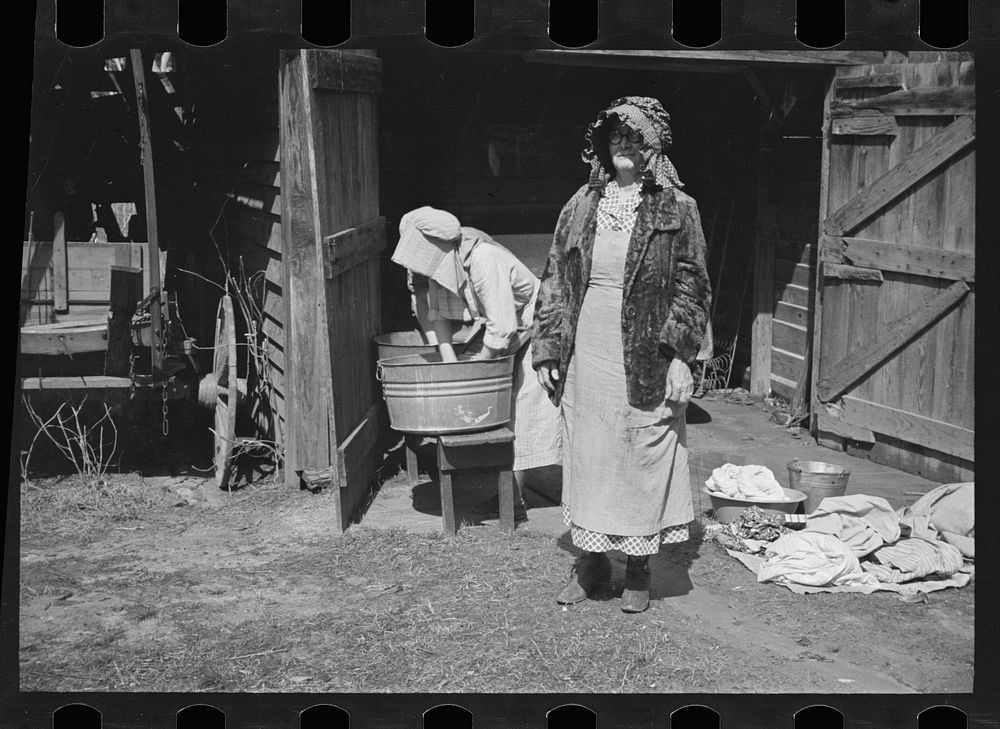 [Untitled photo, possibly related to: Women washing clothes, Crabtree Recreational Project, near Raleigh, North Carolina].…