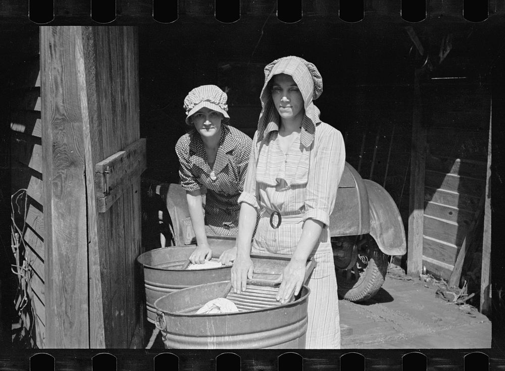 [Untitled photo, possibly related to: Women washing clothes, Crabtree Recreational Project, near Raleigh, North Carolina].…