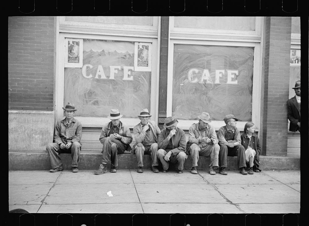 Mountaineers "spelling" themselves in front of store, Pikeville, Tennessee. Sourced from the Library of Congress.