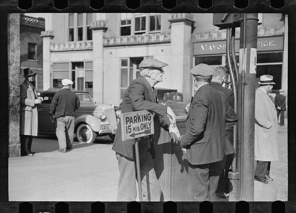 Street corner scene, Manchester, New Hampshire. Sourced from the Library of Congress.