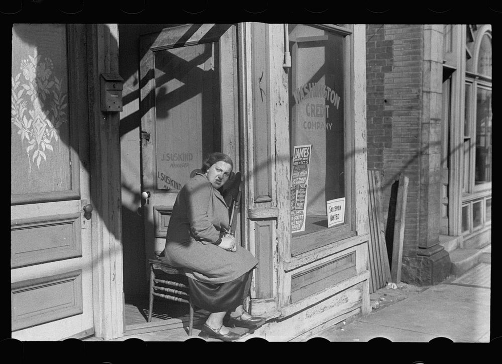 Street scene, Newport News, Virginia. Sourced from the Library of Congress.