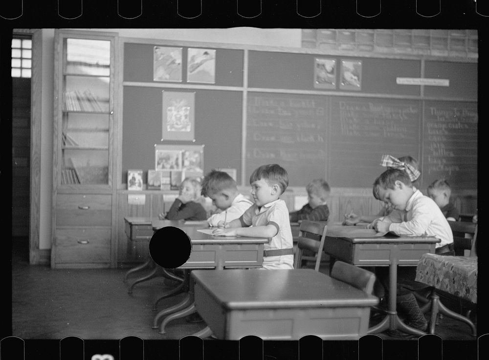 [Untitled photo, possibly related to: Greenbelt schoolroom]. Sourced from the Library of Congress.