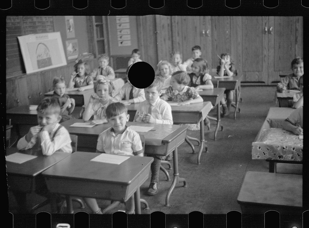 [Untitled photo, possibly related to: Greenbelt schoolroom]. Sourced from the Library of Congress.