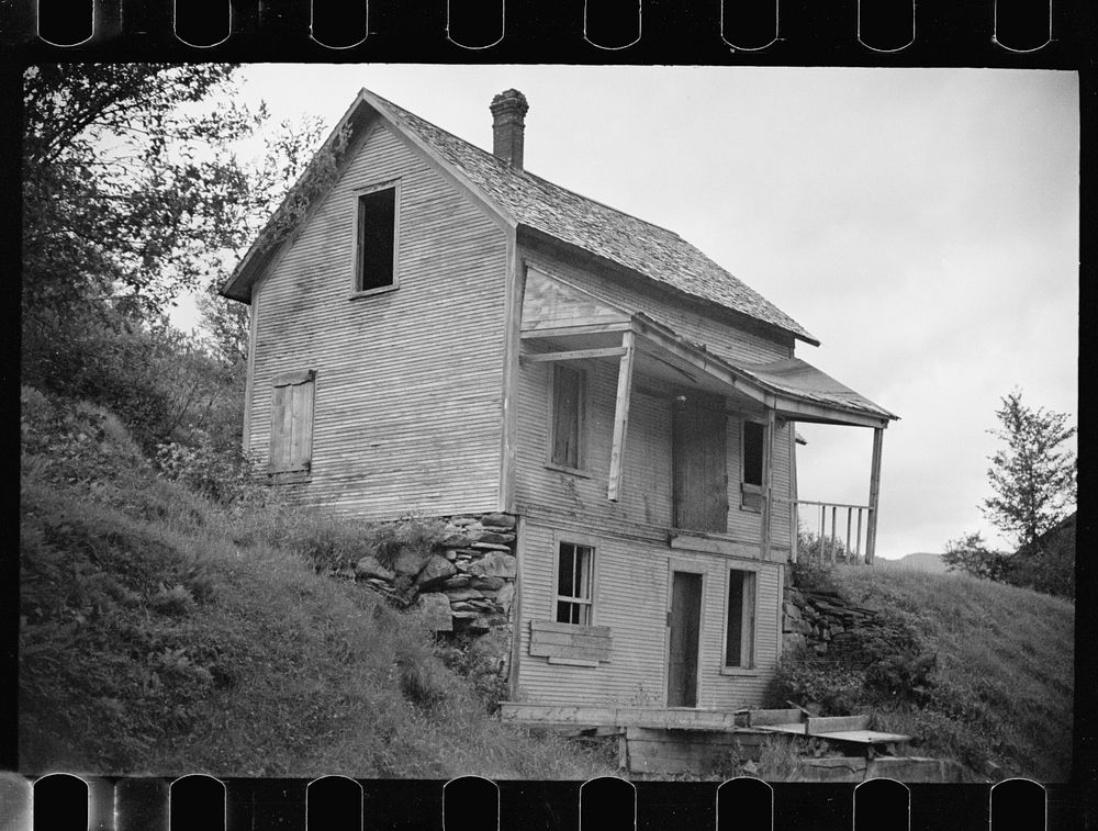 Old farmhouse near Lowell, Vermont. Sourced from the Library of Congress.