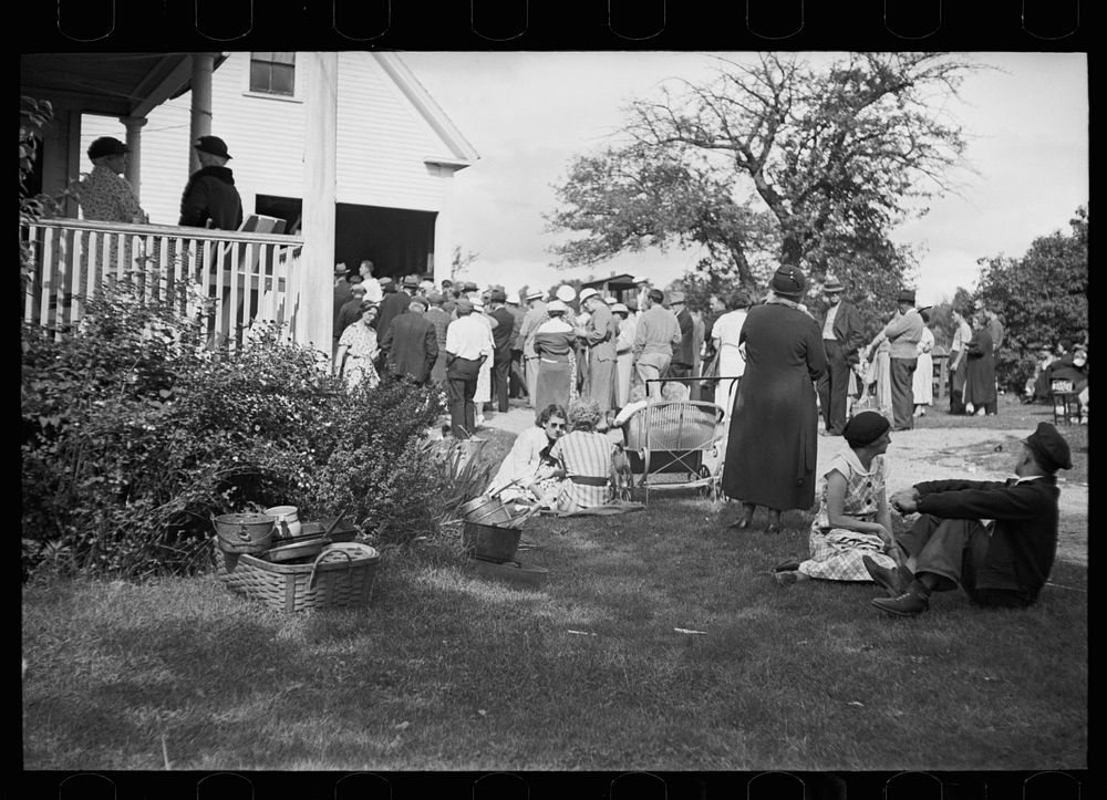 [Untitled photo, possibly related to: Hyde Park (vicinity), Vermont. An auction]. Sourced from the Library of Congress.