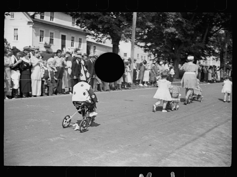 [Untitled photo, possibly related to: Start of the two-man wheelbarrow and barrel race. Fair at Albany, Vermont]. Sourced…