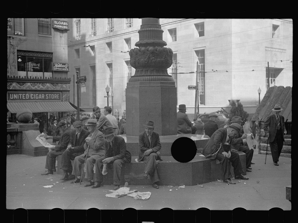 [Untitled photo, possibly related to: Fountain Square, Cincinnati, Ohio]. Sourced from the Library of Congress.