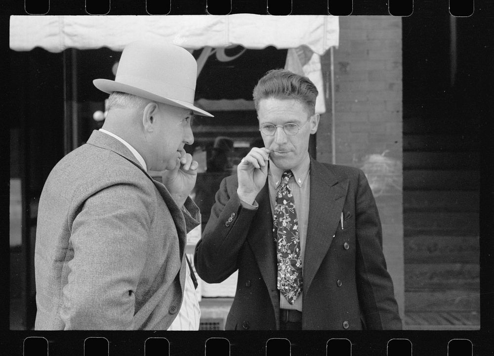 Men picking their teeth, Beatrice, Nebraska. Sourced from the Library of Congress.