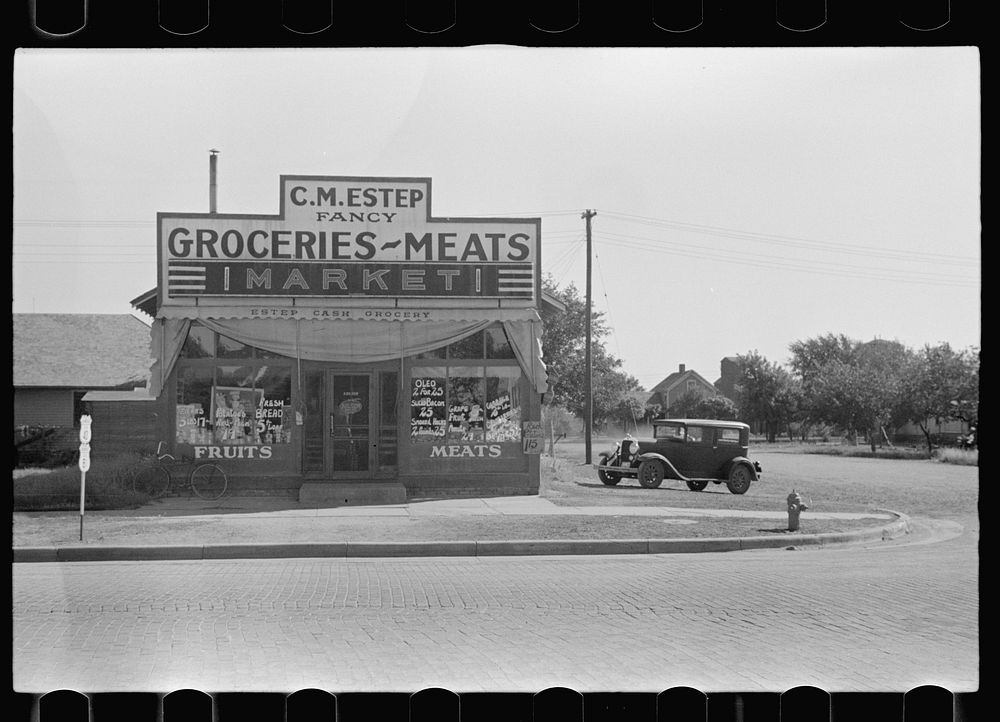 Grocery store. Salina, Kansas. Sourced from the Library of Congress.