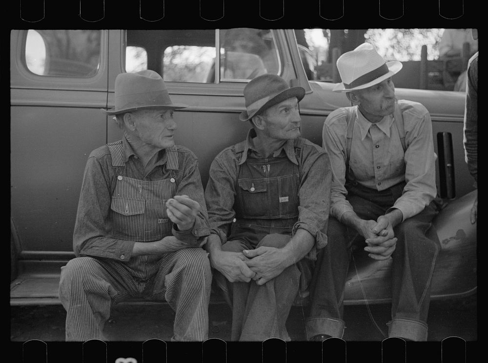 Farmers at the auction sale, Oskaloosa, Kansas. Sourced from the Library of Congress.