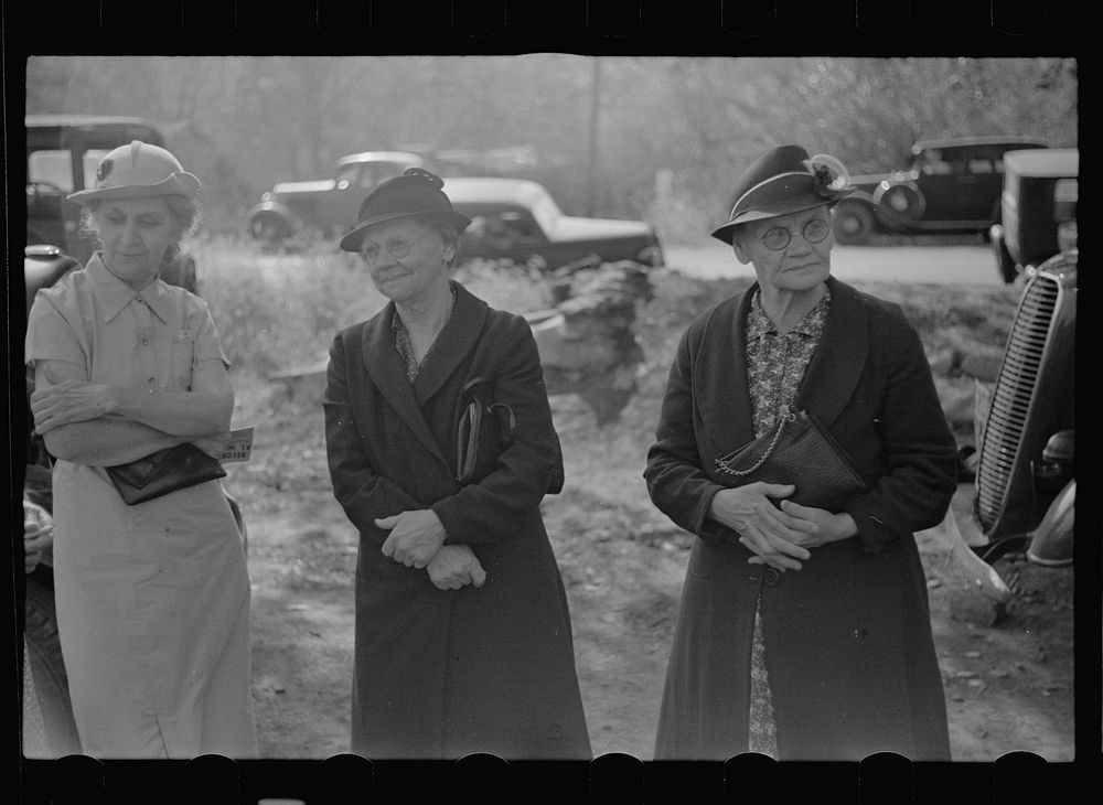 Farm wives at auction. Oskaloosa, Kansas. Sourced from the Library of Congress.