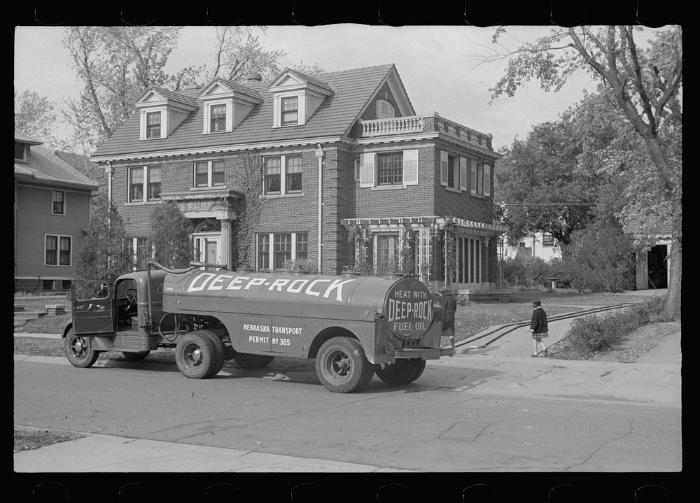 Residential district, Omaha, Nebraska. Sourced from the Library of Congress.
