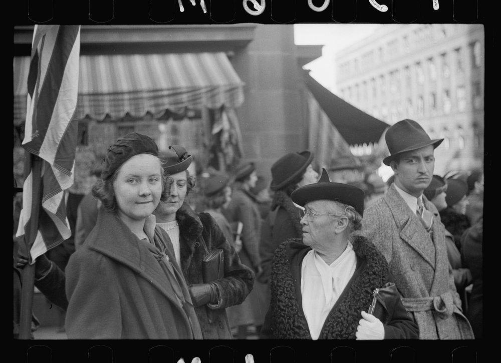 Watching parade, Omaha, Nebraska. Sourced from the Library of Congress.