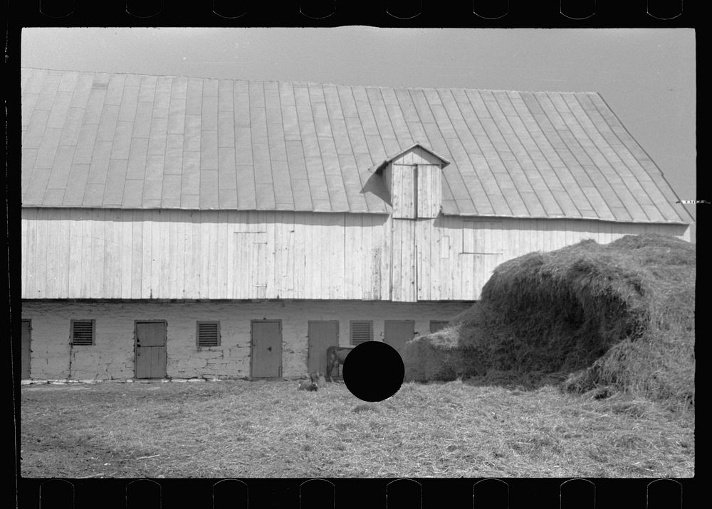 [Untitled photo, possibly related to: Old barn near Sharpsburg, Maryland]. Sourced from the Library of Congress.