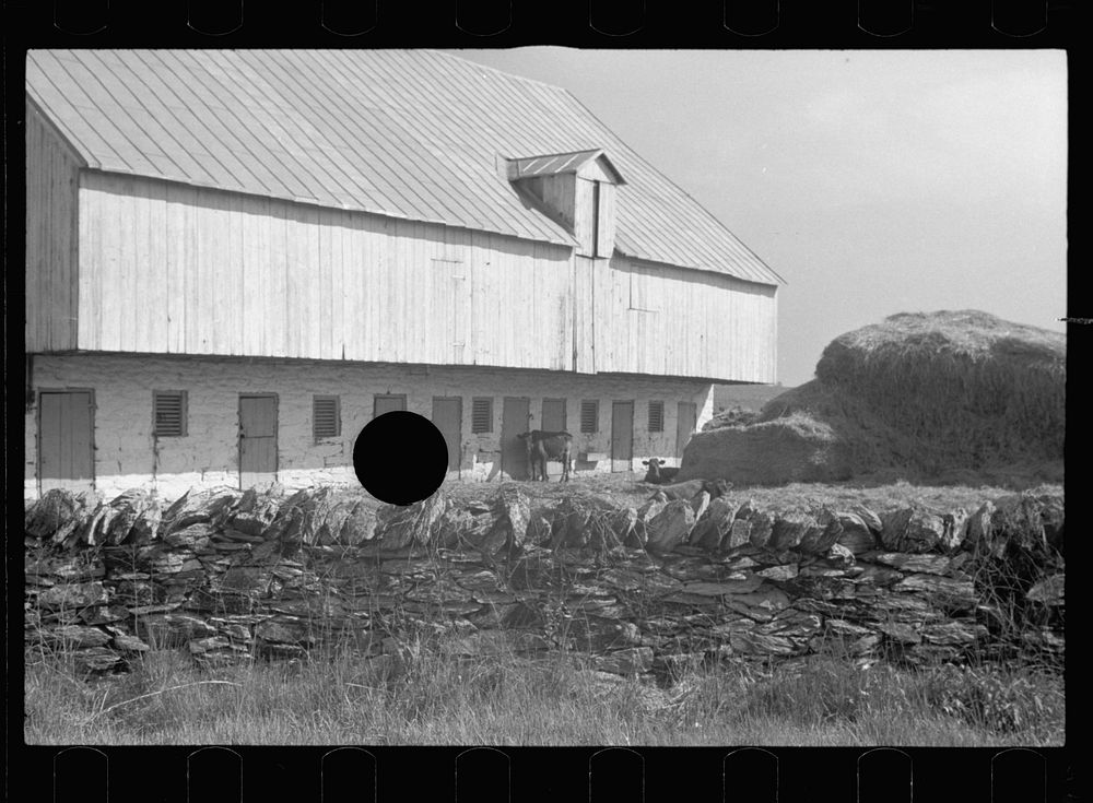 [Untitled photo, possibly related to: Old barn near Sharpsburg, Maryland]. Sourced from the Library of Congress.