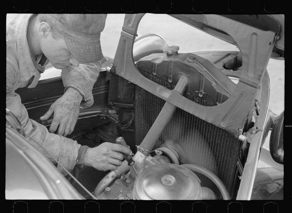 Garage mechanic. Oakland, Maryland. Sourced from the Library of Congress.