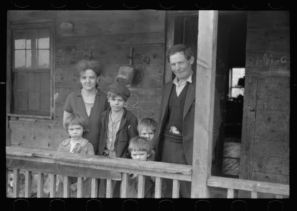 The Blizzard family, Kempton, West Virginia. Sourced from the Library of Congress.