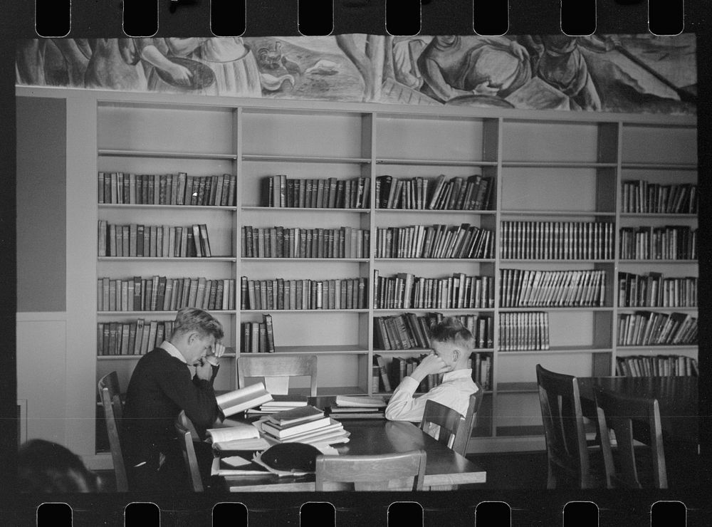 Library at Greenhills school, Greenhills, Ohio. Sourced from the Library of Congress.