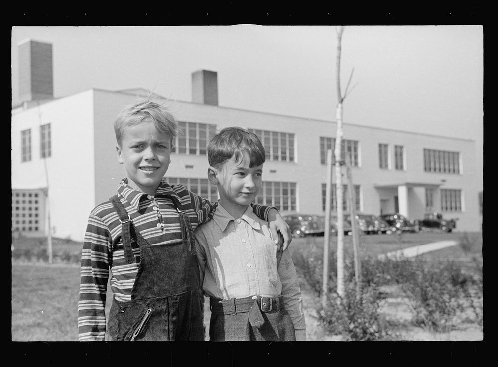 Schoolchildren at Greenhills, Ohio. Sourced from the Library of Congress.
