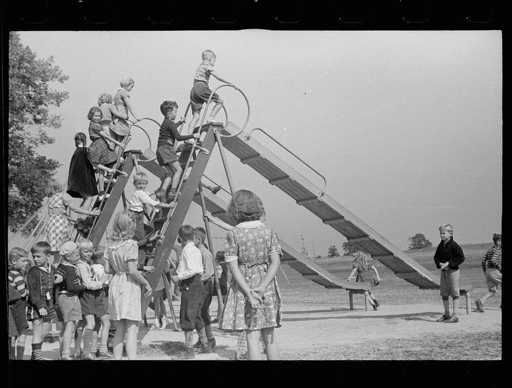 Schoolchildren at Greenhills, Ohio. Sourced from the Library of Congress.