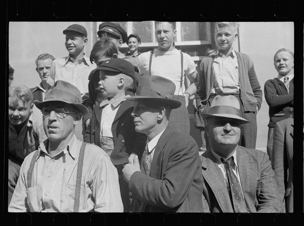 Spectators at Cincinnati sesquicentennial parade, Cincinnati, Ohio. Sourced from the Library of Congress.