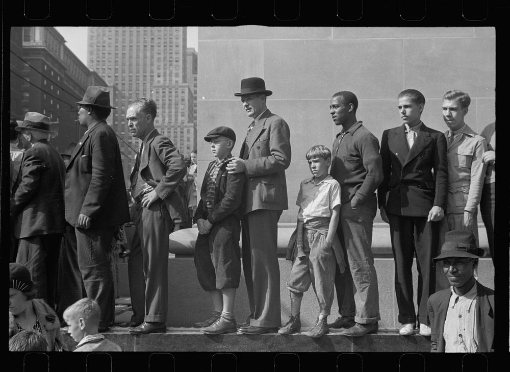 Watching the parade go by. Cincinnati, Ohio. Sourced from the Library of Congress.