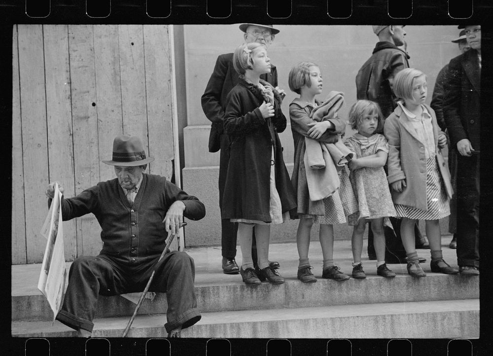 Watching the beginnings of the parade, Cincinnati, Ohio. Sourced from the Library of Congress.
