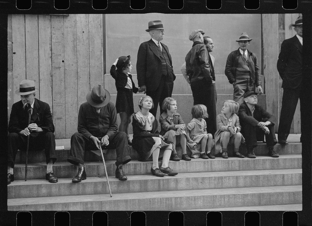 Waiting for the parade, Cincinnati, Ohio. Sourced from the Library of Congress.