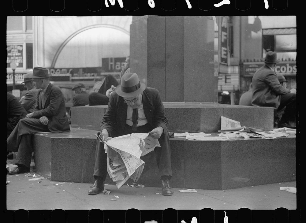 Man reading newspaper in Fountain Square, Cincinnati, Ohio. Sourced from the Library of Congress.