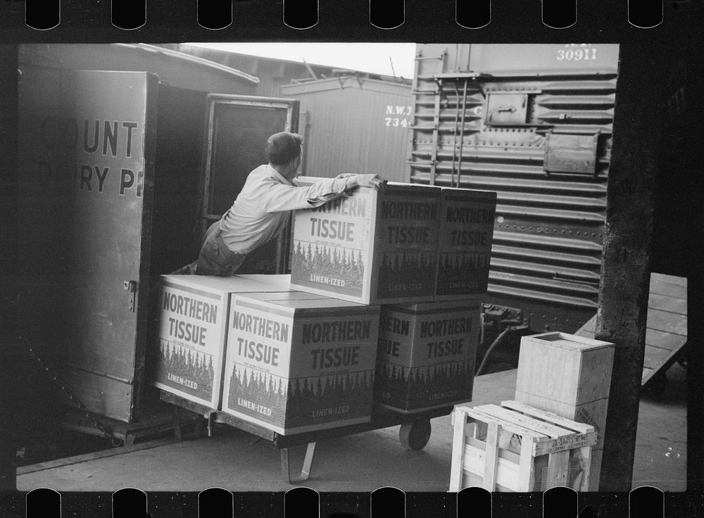Loading truck, Minneapolis, Minnesota. Sourced from the Library of Congress.