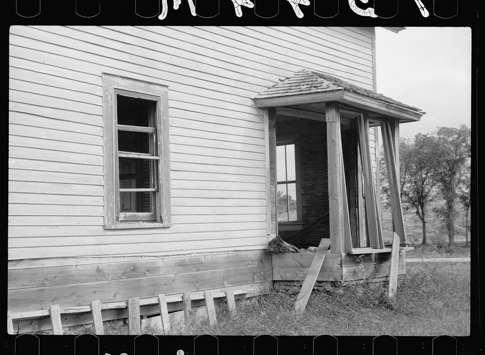 [Untitled photo, possibly related to: Abandoned farmhouse, Chippewa County, Wisconsin]. Sourced from the Library of Congress.
