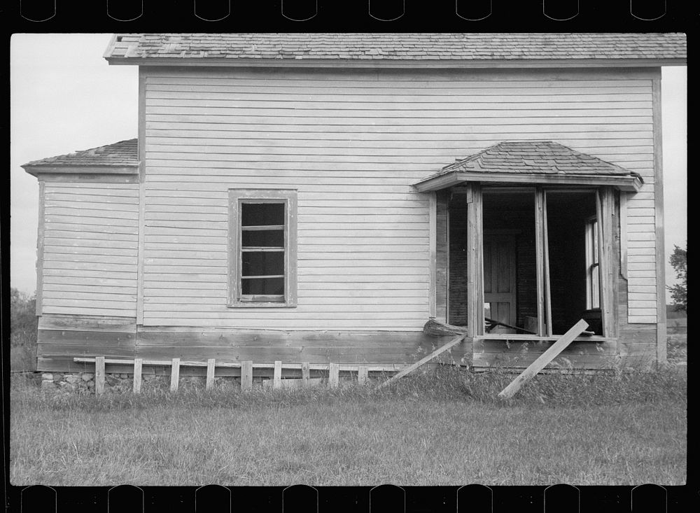 Abandoned farmhouse, Chippewa County, Wisconsin. Sourced from the Library of Congress.