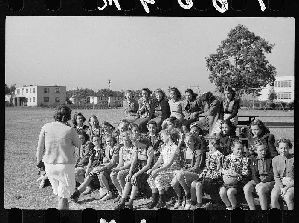 Physical education class, Greenhills, Ohio. Sourced from the Library of Congress.
