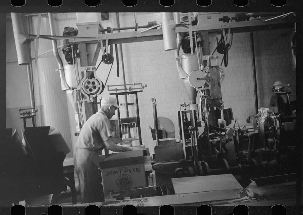Packing flour, Pillsbury mills, Minneapolis, Minnesota. Sourced from the Library of Congress.