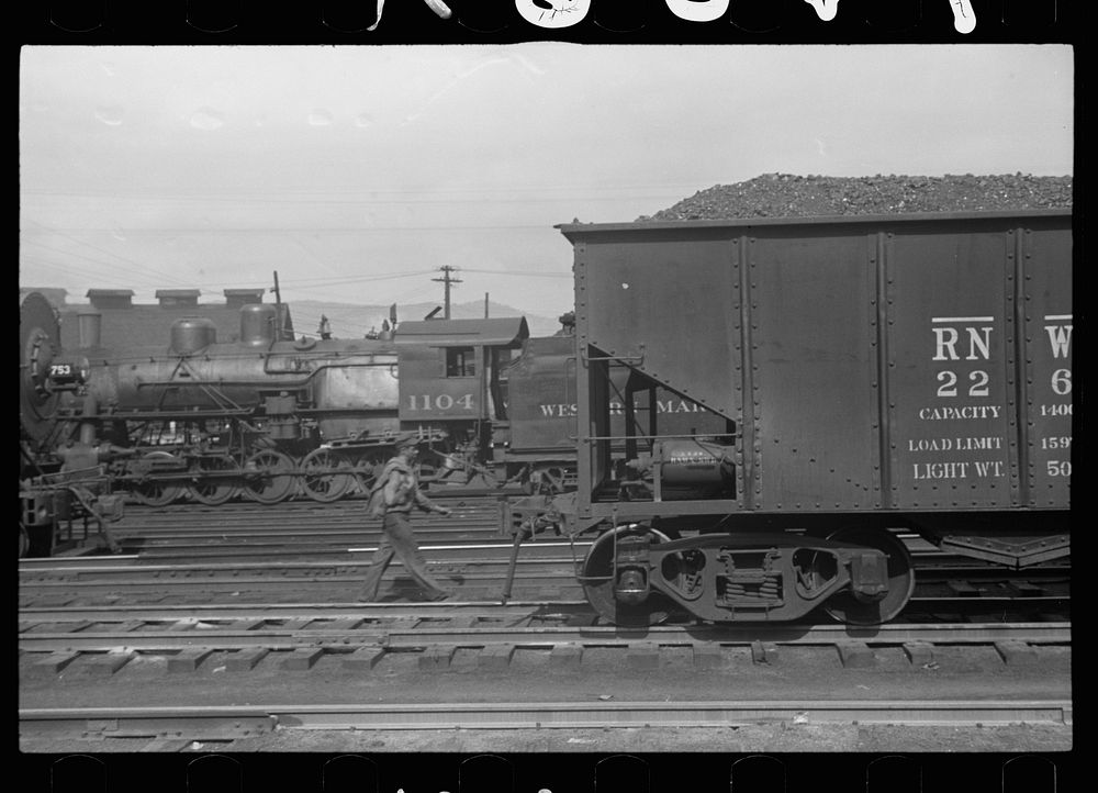 Railroad yards, Elkins, West Virginia. Sourced from the Library of Congress.