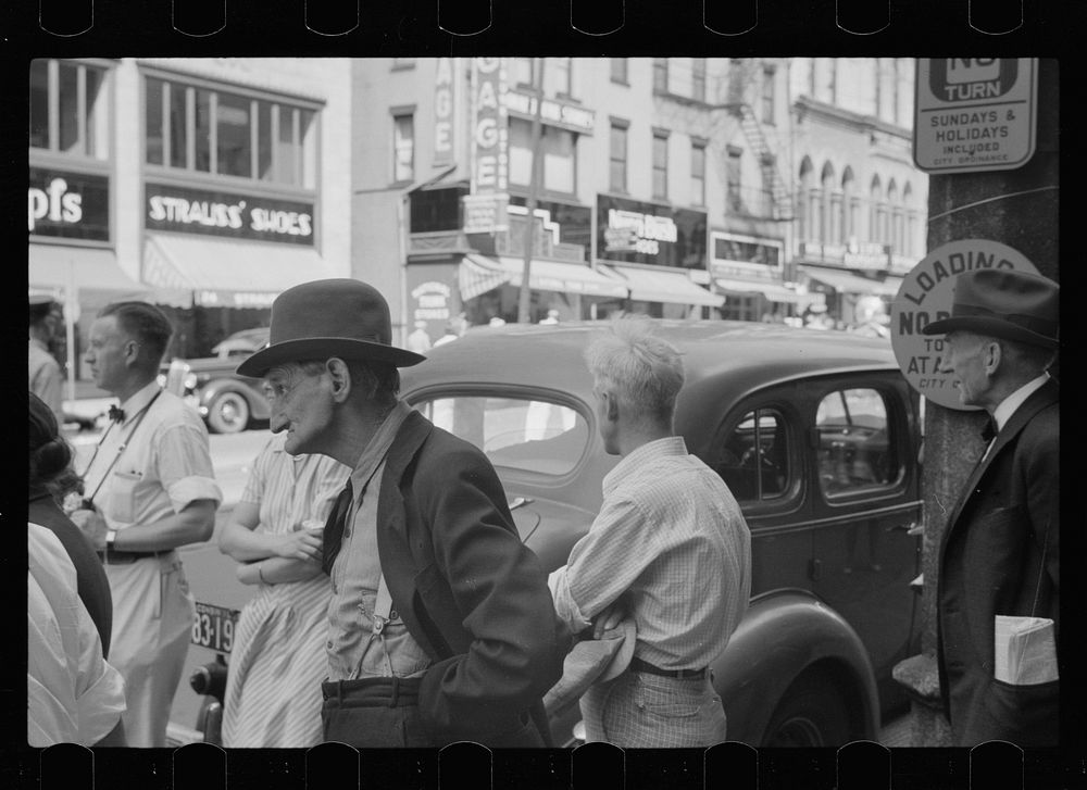 Watching parade, Letter Carriers Convention, Milwaukee, Wisconsin. Sourced from the Library of Congress.