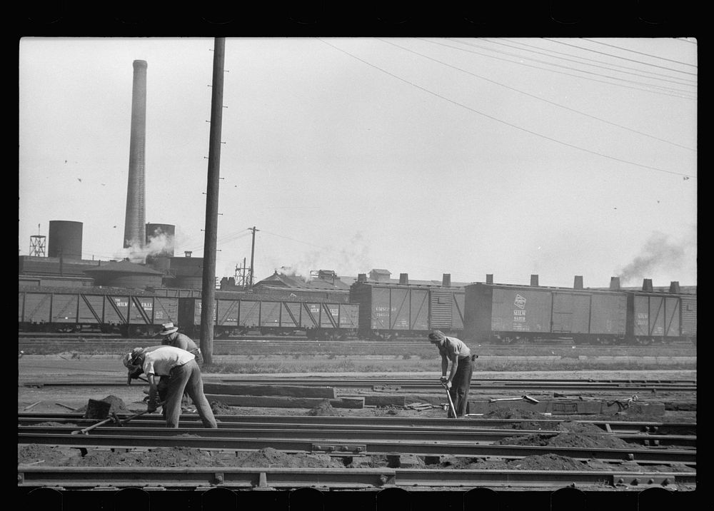 Working on the railroad, Minneapolis, Minnesota. Sourced from the Library of Congress.