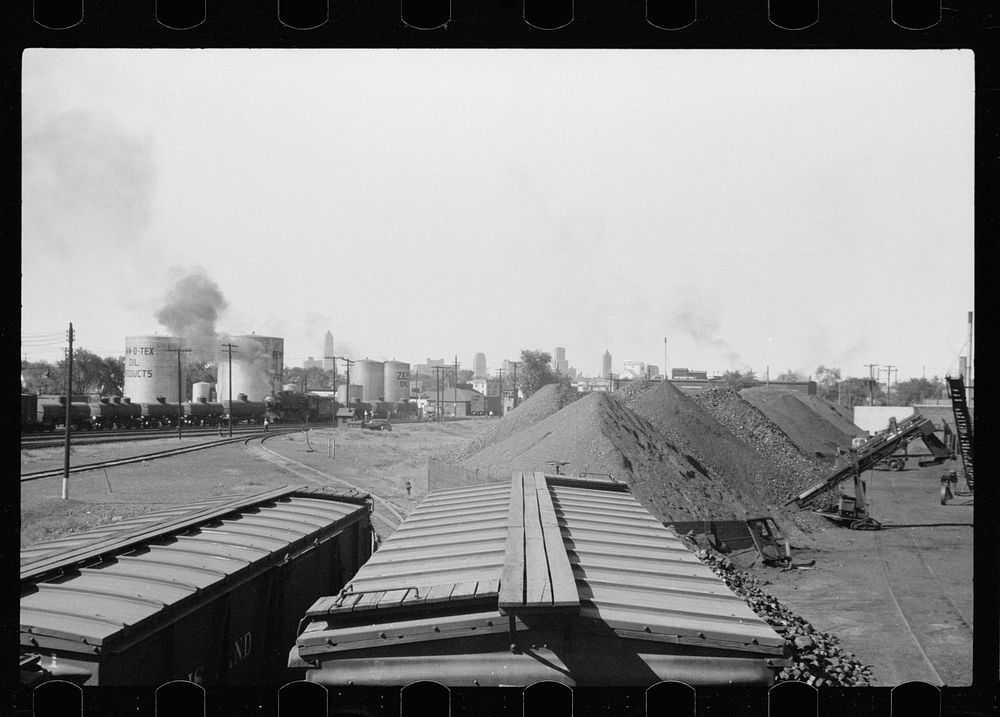 Coalyard, Minneapolis, Minnesota. Skyline in background. Sourced from the Library of Congress.