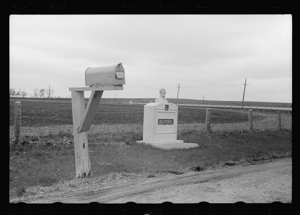 Along the Lincoln Highway, Greene County, Iowa. Sourced from the Library of Congress.