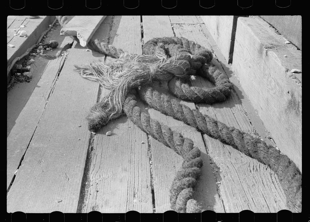 Rope along river front, Dubuque, Iowa. Sourced from the Library of Congress.