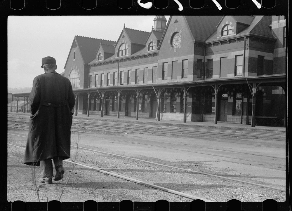 [Untitled photo, possibly related to: Railroad depot, Dubuque, Iowa]. Sourced from the Library of Congress.