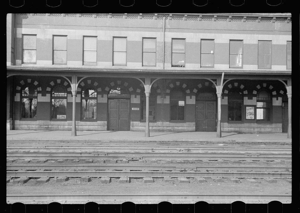 Railroad depot, Dubuque, Iowa. Sourced from the Library of Congress.
