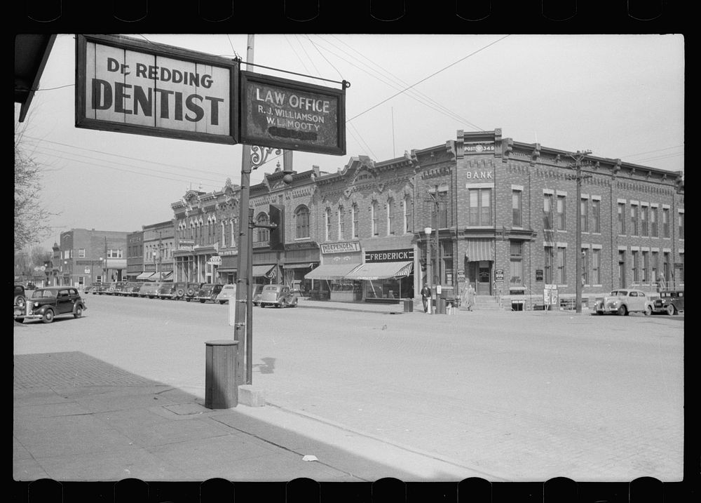 Main street, Grundy Center, Iowa. Sourced from the Library of Congress.